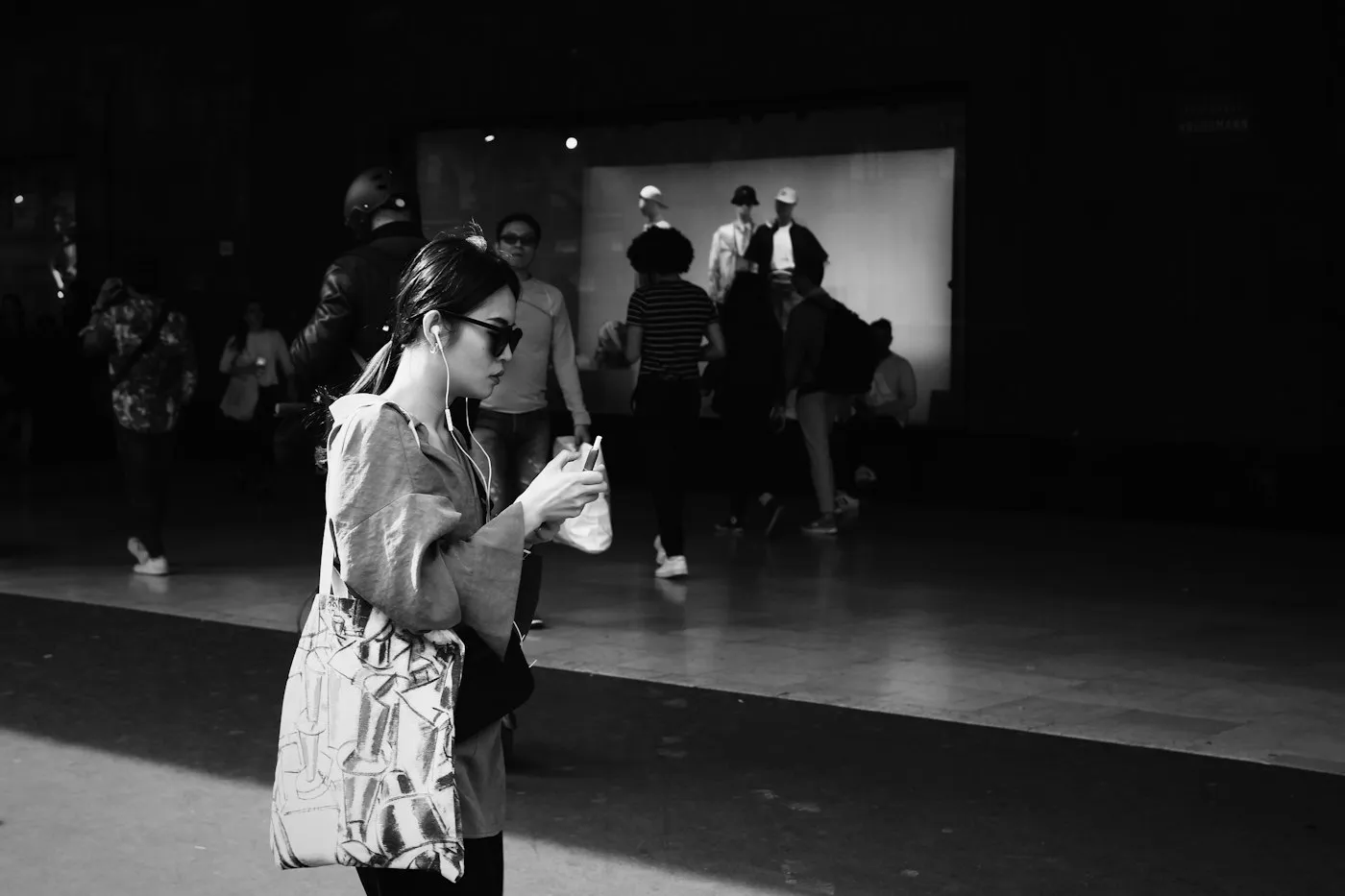 Público y periodistas en un desfile, fotografía en blanco y negro