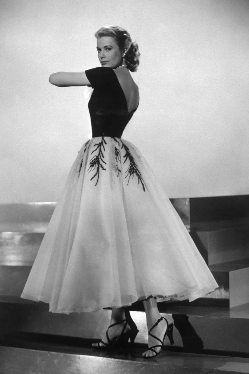 Grace Kelly con el vestido de torso negro y falda de tul blanco de La ventana indiscreta