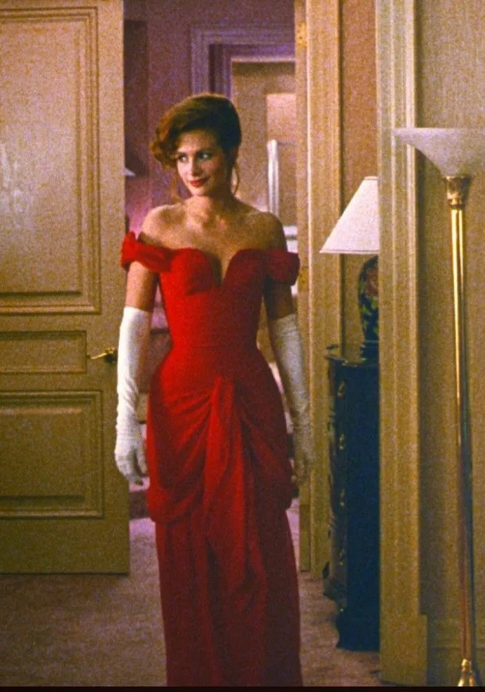 Julia Roberts con el vestido rojo de hombros descubiertos y guantes blancos largos en Pretty Woman