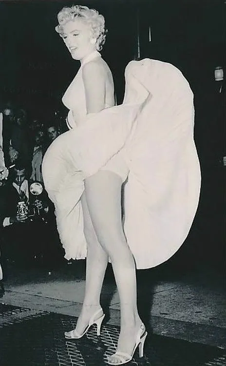 Marilyn Monroe con el vestido blanco levantado por el aire durante el rodaje de La comezón del séptimo año