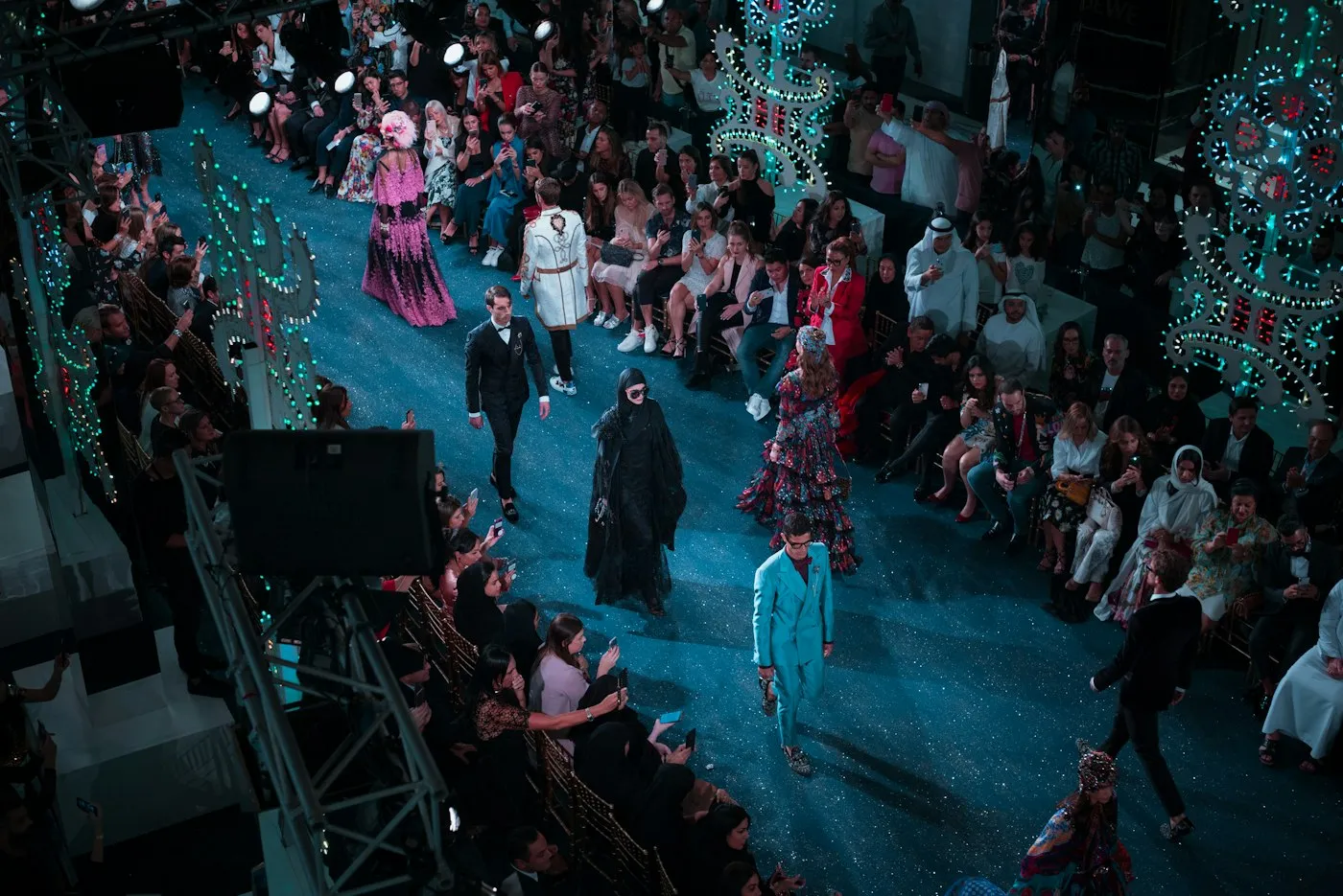 Desfile de moda con el público alrededor de la pasarela